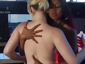 პირველი სცენა სიყვარ ...